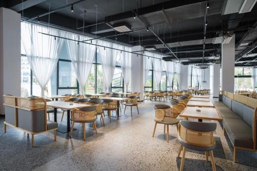 Ein Restaurant oder anderes Speiselokal in der Unterkunft YanYuJian art hotel or Sandstone Painting Handicraft Exchange Gallery Hotel 