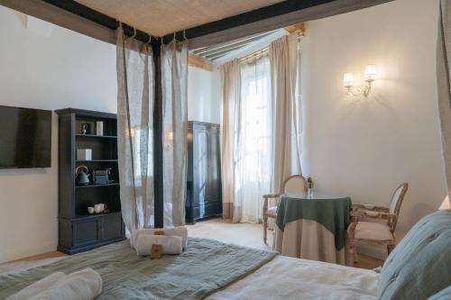 Ένα ή περισσότερα κρεβάτια σε δωμάτιο στο La chambre des Remparts Romantiques