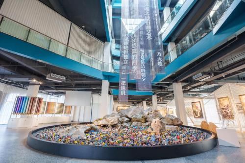 Galeriebild der Unterkunft YanYuJian art hotel or Sandstone Painting Handicraft Exchange Gallery Hotel in Zhangjiajie
