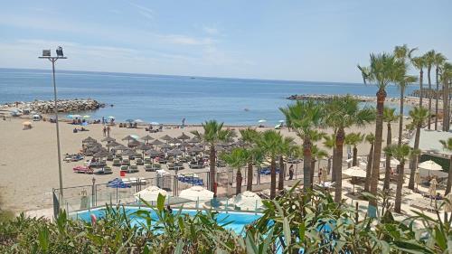 Modern 2 bedroom Penthouse with huge private roof top terrace,free parking and free WIFI