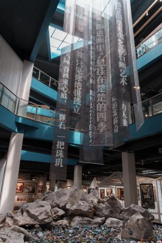Galeriebild der Unterkunft YanYuJian art hotel or Sandstone Painting Handicraft Exchange Gallery Hotel in Zhangjiajie