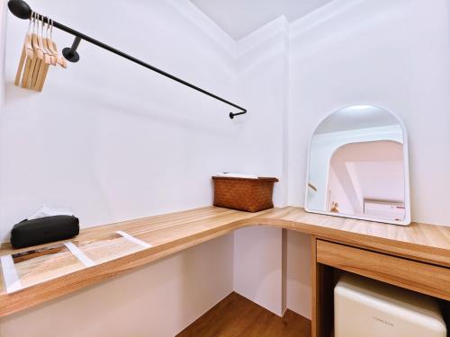 Habitación con escritorio y espejo. en There B&B, en Jiaoxi