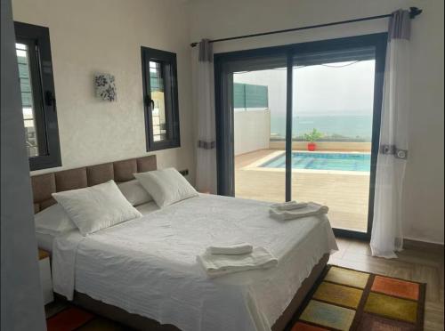 Ένα ή περισσότερα κρεβάτια σε δωμάτιο στο Appartement vue sur mer avec piscine privée
