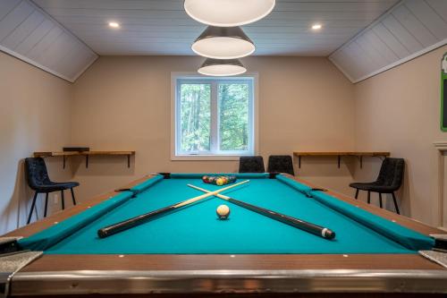 NamurにあるSpa Pool table Lake Access - Chalet Family au Grand airのビリヤードルーム(ビリヤード台、椅子付)
