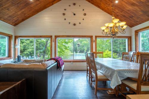 Spa Pool table Lake Access - Chalet Family au Grand airにあるシーティングエリア