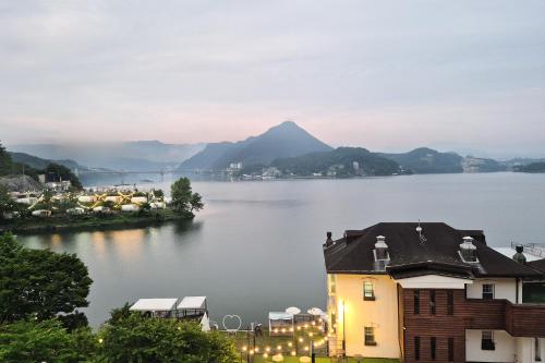 加平Interlaken Stay的房屋旁的水域景观