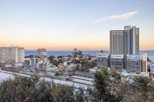 熱海市にあるCottage Atami-Momoyama-Town コテージ熱海桃山町の高層建築物と海の都市