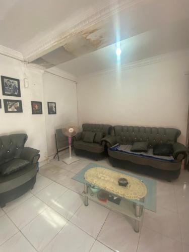 BagamにあるHotel O Homestay OrangeNearNagoya Hill Shopping Mallのソファとコーヒーテーブルのあるリビングルーム