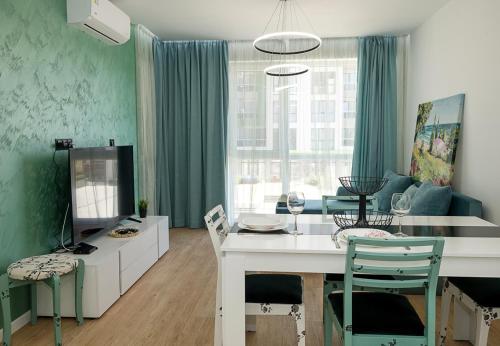 Coin salon dans l'établissement Chic 1BR Flat & Garage I Garden Residence, Varna by Flat Mаnаger