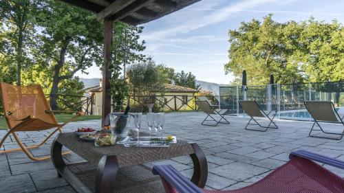 Μπαλκόνι ή βεράντα στο Tuscan villa with private pool garden view hot tub and total chill