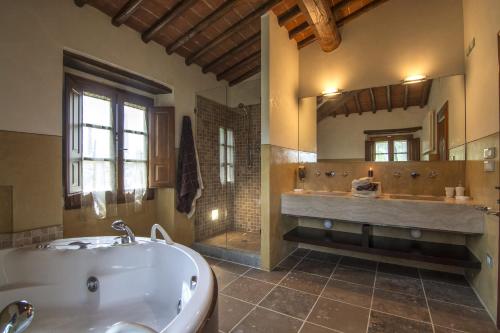 Φωτογραφία από το άλμπουμ του Tuscan villa with private pool garden view hot tub and total chill σε Monticello