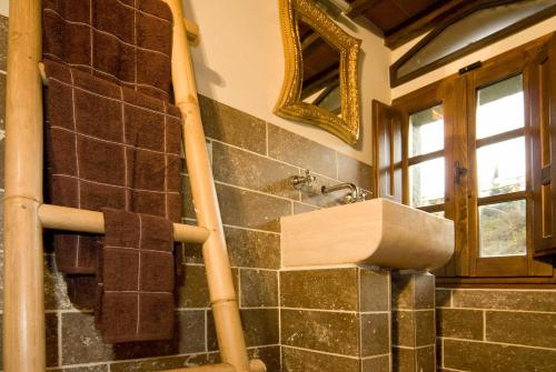 Ένα μπάνιο στο Tuscan villa with private pool garden view hot tub and total chill