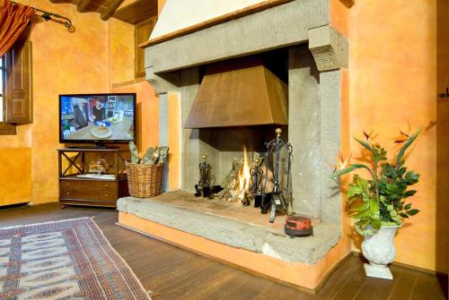 Μια τηλεόραση ή/και κέντρο ψυχαγωγίας στο Tuscan villa with private pool garden view hot tub and total chill