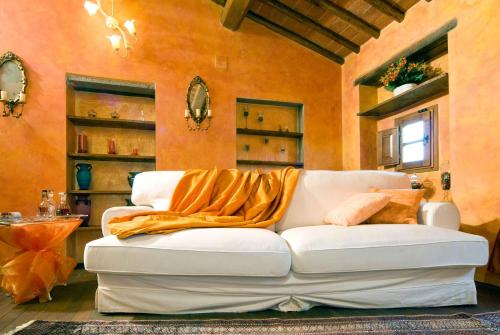 Χώρος καθιστικού στο Tuscan villa with private pool garden view hot tub and total chill