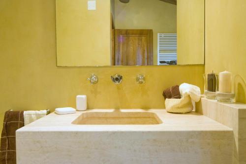 Ένα μπάνιο στο Tuscan villa with private pool garden view hot tub and total chill