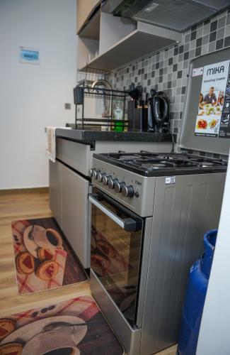 Η κουζίνα ή μικρή κουζίνα στο EGBA HOMES-1 Bedroom Apertment In Tatu City