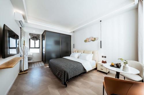 a hotel room with a bed and a desk at 山也云也大理古城南门店 in Dali Ancient Town