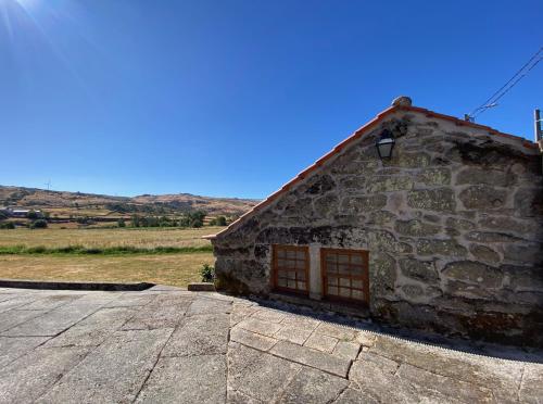 a stone building with a door on the side of it at Refugio das Terras Altas in Ribeira de Pena