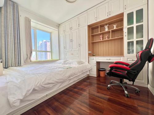 a bedroom with a bed and a desk and a chair at Muju Qingdao Twin Family Room Near Metro Line 3 Near May Fourth Square MixC in Qingdao