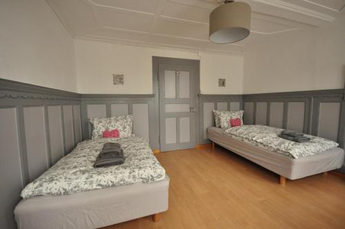 a bedroom with two beds in a room at Townhouse II Sleeps 12 guests Central in Interlaken