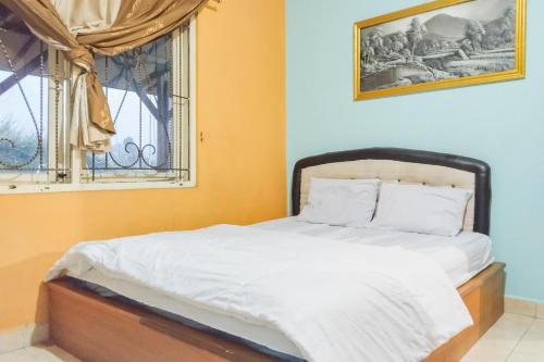 Кровать или кровати в номере Villa Al Ikhlas Puncak RedPartner