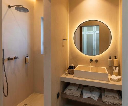 Un baño de AÁSHNA Suites and Residences