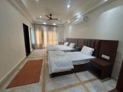 Katil atau katil-katil dalam bilik di ISKCON Prayagraj Guest House
