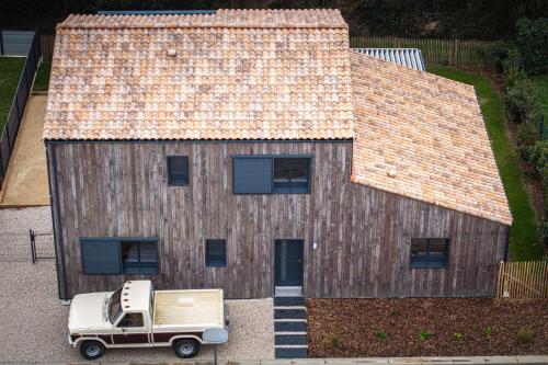 un camion garé devant une grange dans l'établissement Villa Frégate elegant and friendly indoor heated pool golf and beach, à Saint-Hilaire-de-Talmont