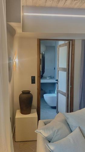 a room with a bed and a vase on a table at Komi Beach Apartment in Kómi
