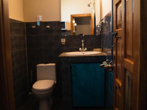 un baño con inodoro y lavabo en North Vibe Resort Hunza, en Hunza