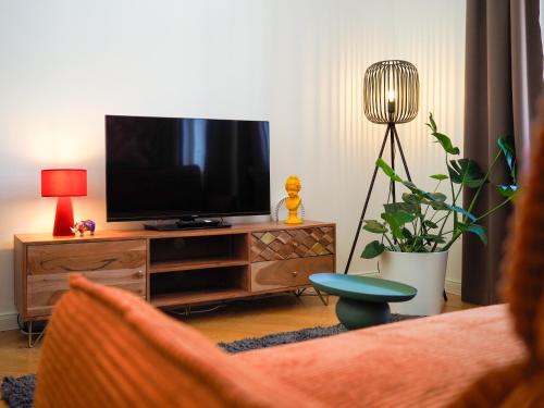 Televisyen dan/atau pusat hiburan di Rašínovo nábřeží - Riverside Residence