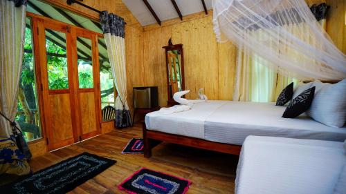 una camera da letto con un letto con zanzariera di Akash Treehouse a Sigiriya