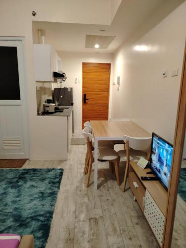 un salon avec une table et une cuisine dans l'établissement Thyme residences condominium unit T302 near Anjo World, à Minglanilla