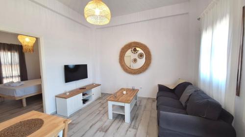 Televisyen dan/atau pusat hiburan di Aremar Elafonisos Apartments