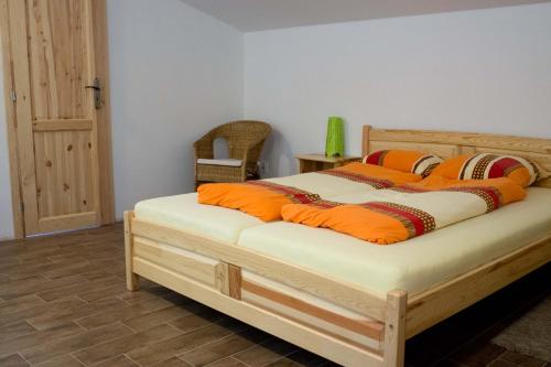 Giường trong phòng chung tại Chata Alpina Čertov