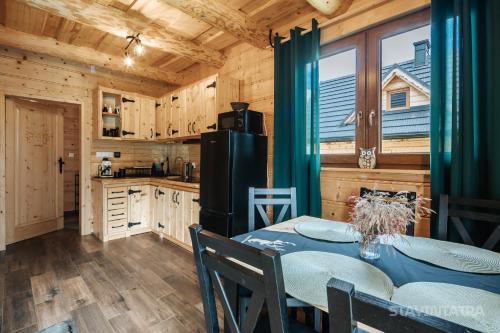 Kuchyň nebo kuchyňský kout v ubytování Domki Harkabuz Sauna & Jacuzzi