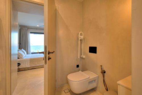 Un baño de AÁSHNA Suites and Residences