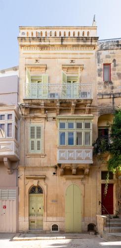 ビクトリアにあるVictorian Splendour 21C Luxuryのバルコニー付きの古い建物