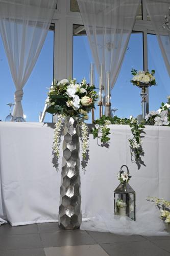 a table with white flowers in a room at Apartments Villa Graf in Smederevo
