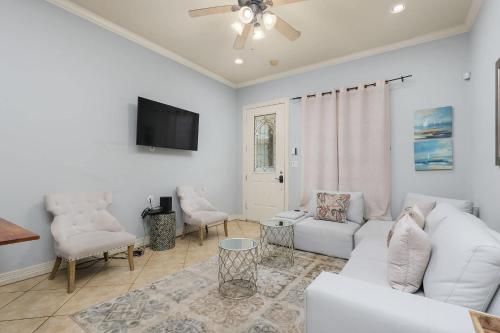 Μια τηλεόραση ή/και κέντρο ψυχαγωγίας στο 2 Bed 2 Bath 2nd Fl Condo by Beach with Pool