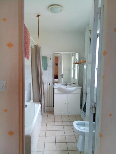 Ένα μπάνιο στο Chambre la Limouxine