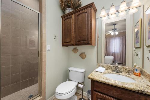 Ένα μπάνιο στο 2 Bed 2 Bath 2nd Fl Condo by Beach with Pool