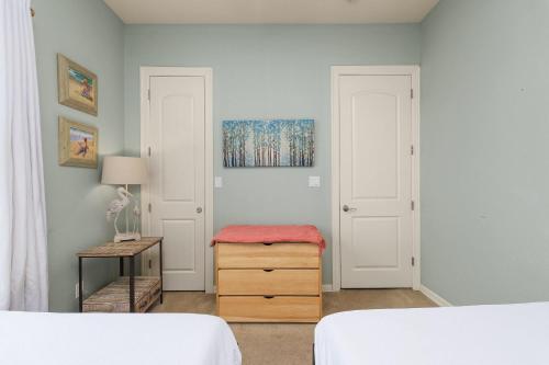 Ένα ή περισσότερα κρεβάτια σε δωμάτιο στο 2 Bed 2 Bath 2nd Fl Condo by Beach with Pool