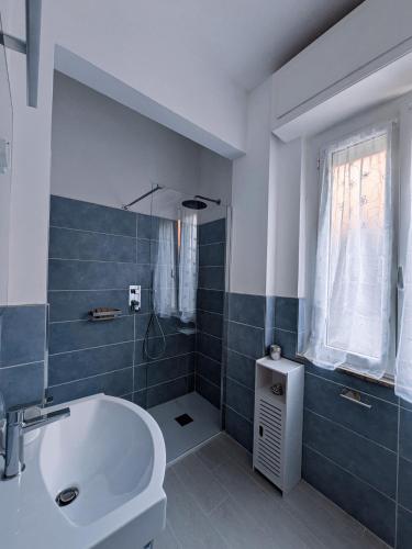 a bathroom with a tub and a sink and a toilet at La vela latina in Lerici