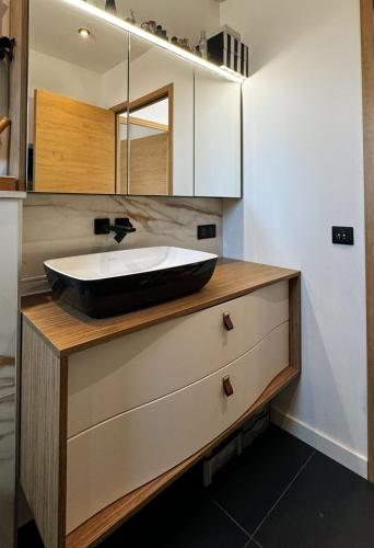 une salle de bain avec un lavabo et un miroir dans l'établissement Charme méditerranéen Terrasse féerique et vue mer, à Ramatuelle