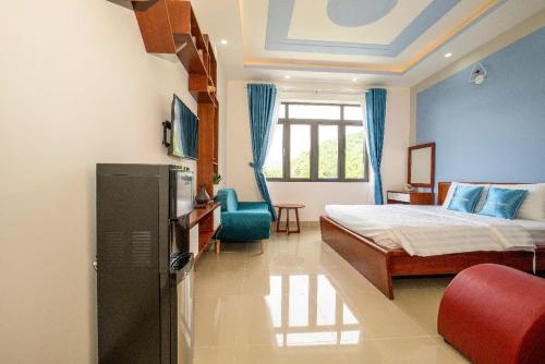 a hotel room with a bed and a room with at Garden House Côn Đảo in Con Dao