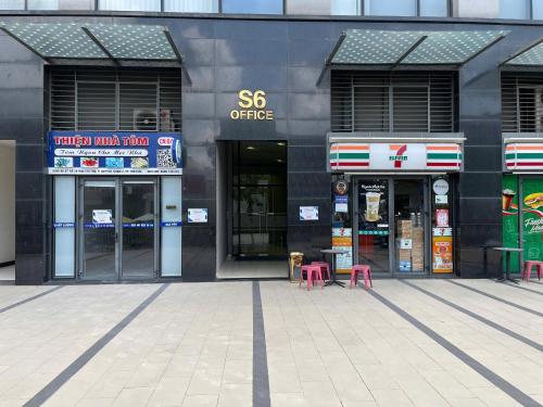 a store front of a store with pink tables and chairs at DingD0ng Suites - The Sun Avenue - Free Pool & Gym in Ho Chi Minh City