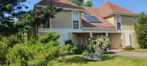 Κήπος έξω από το Vaste et confortable maison à la campagne