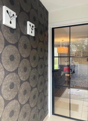 a room with a door with a wall decorated with circles at Gite-ardennes & wellness - Ovifat - Coquelicots 7 pers in Ovifat