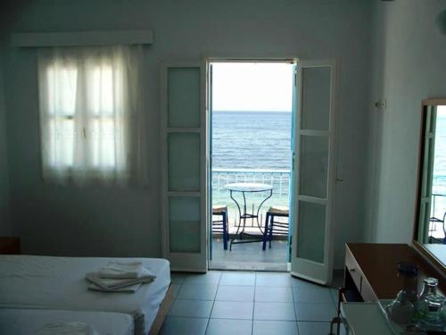 Schlafzimmer mit einem Bett und Meerblick in der Unterkunft Kleopatra's Rooms in Livadia